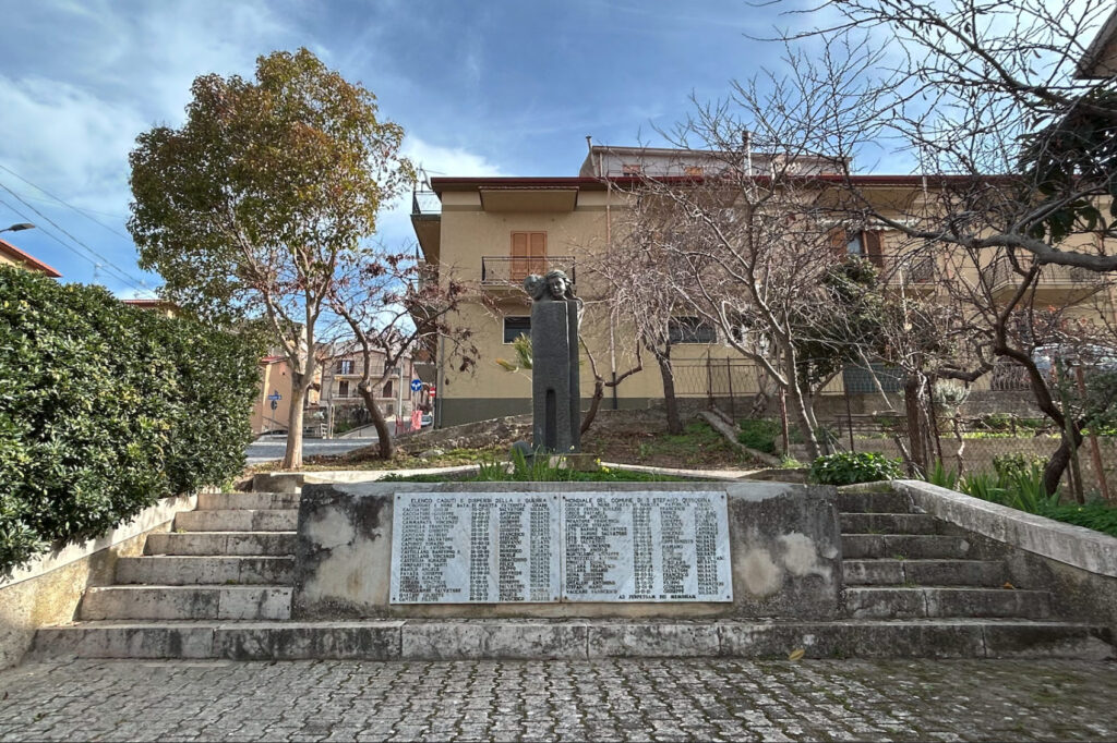 Monumento ai caduti della Seconda Guerra Mondiale - Foto DARCH