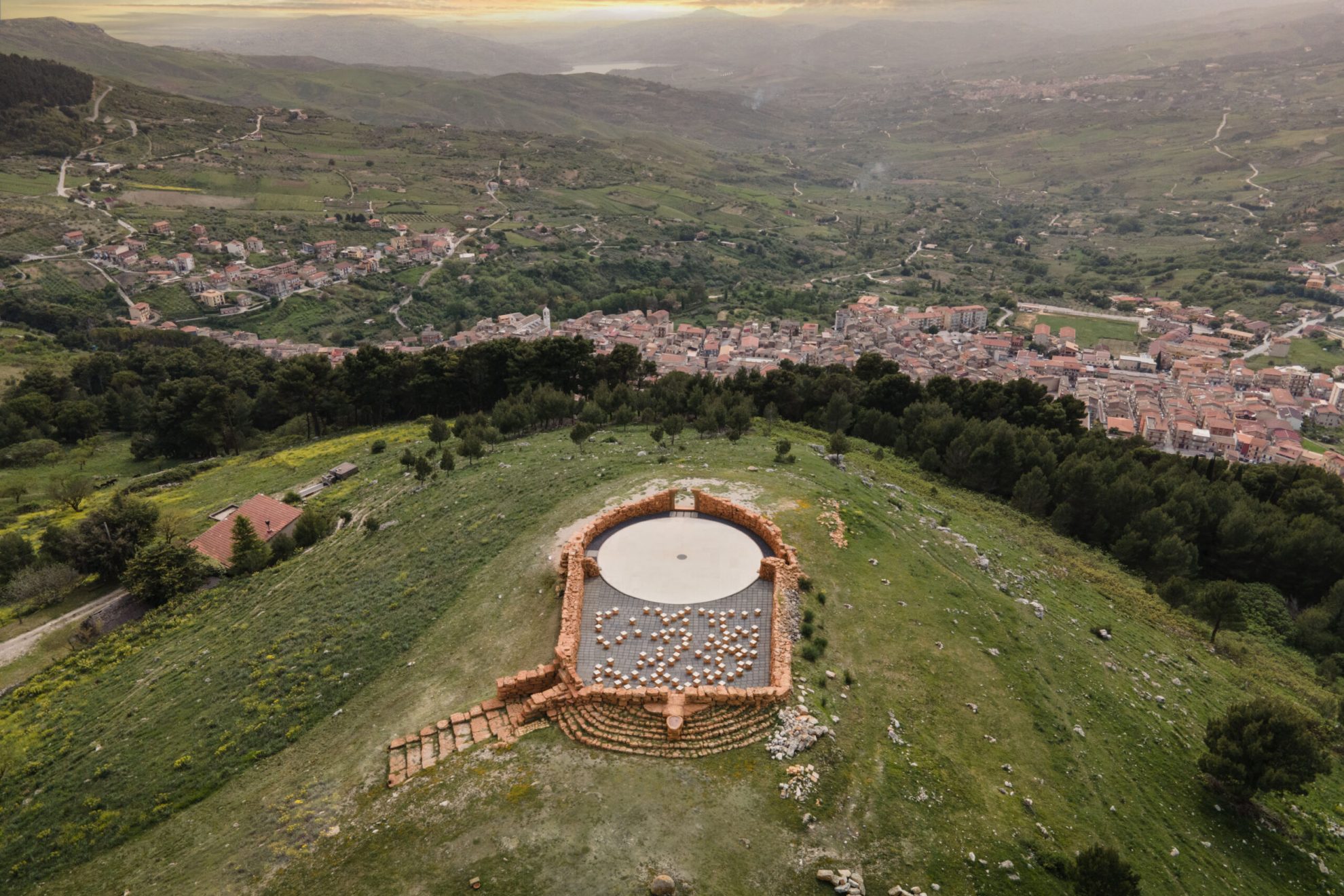 Vista dall'alto di Santo Stefano Quisquina e del Teatro di Andromeda - Foto di Sandro Scalia